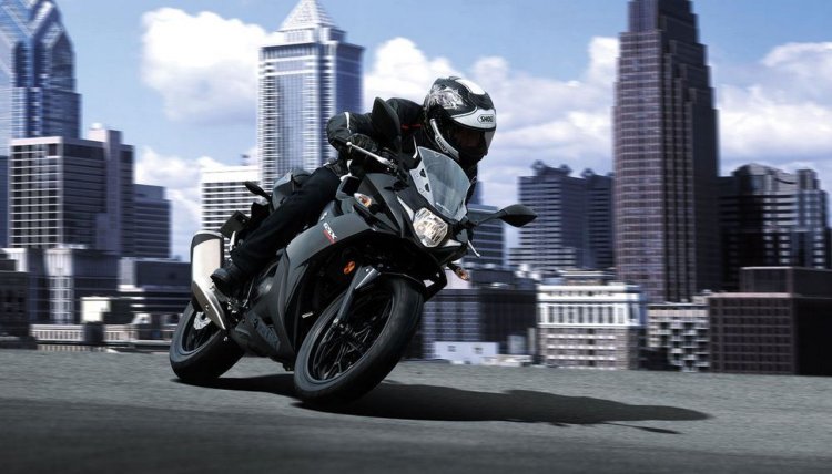 Suzuki GSX250R black front three quarter right motion