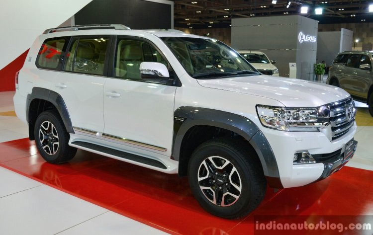 2017 Toyota Land Cruiser TRD front three quarter in Oman