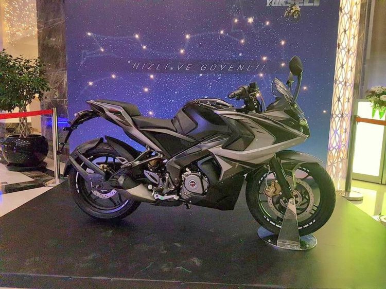 2017 Bajaj Pulsar RS200 grey side