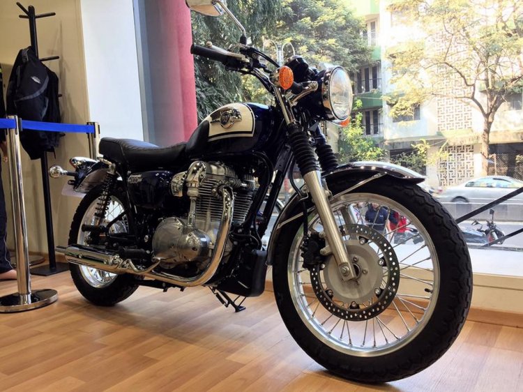 Kawasaki W800 front three quarter at Pune dealership