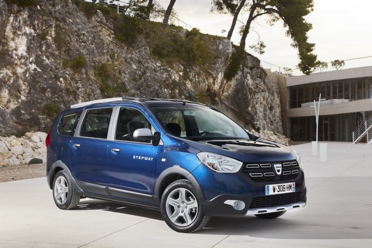 2017 Dacia Lodgy Stepway front three quarter