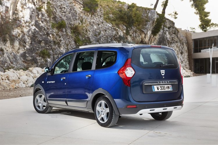 2017 Dacia Lodgy Stepway rear three quarter