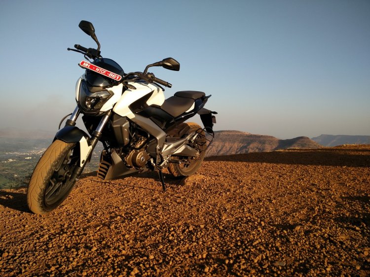 Bajaj Dominar 400 Moon White front three quarter profile