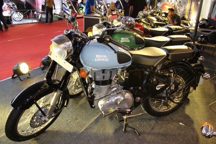 Royal Enfield Classic 350 Redditch series Redditch Blue front three quarters left side at 2017 Surat International Auto Expo