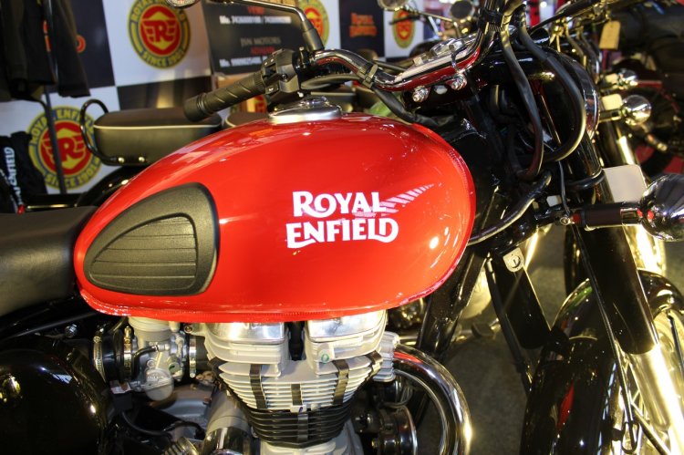 Royal Enfield Classic 350 Redditch series Redditch Red fuel tank side view at Surat International Auto Expo 2017