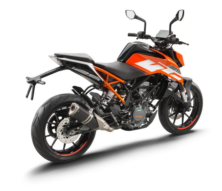 2017 KTM Duke 125 rear three quarter
