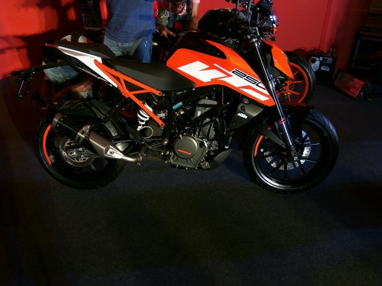 KTM Duke 250 side profile at launch