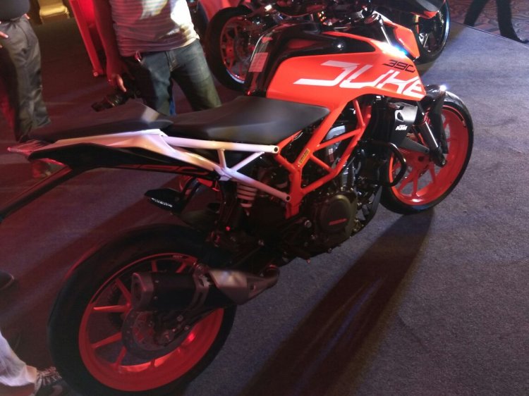 KTM Duke 390 side profile at launch