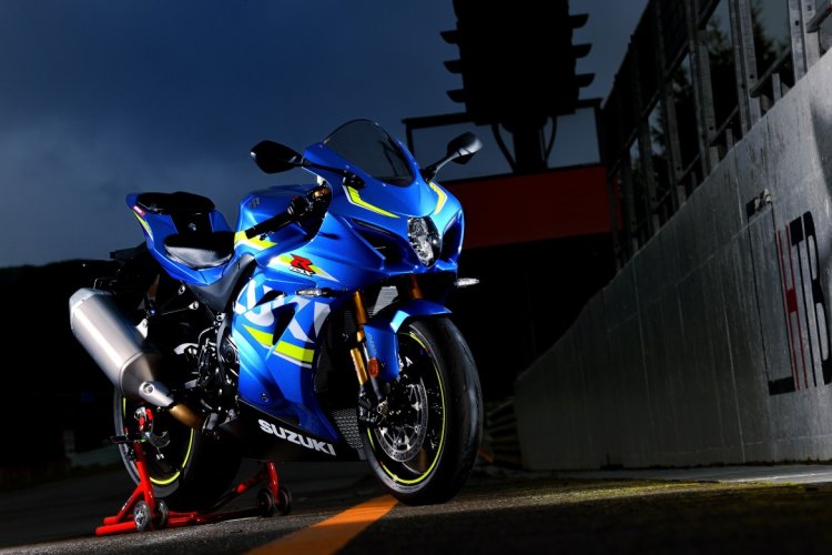 Suzuki GSX-R1000 front three quarter still