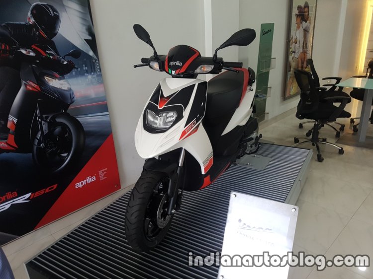 2017 Aprilia SR 150 BSIV at dealership front