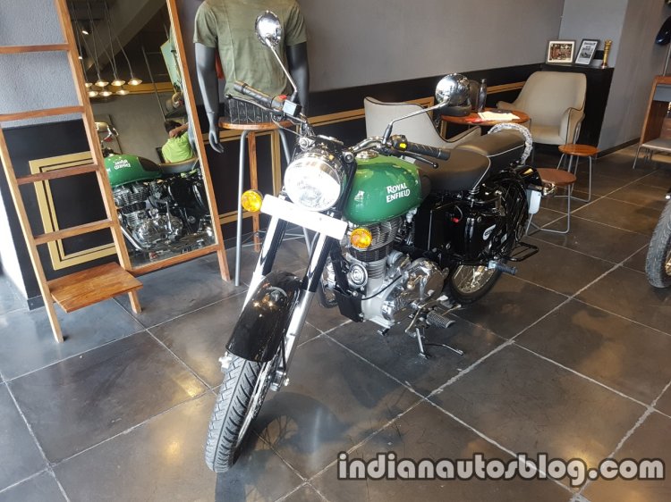 2017 Royal Enfield Classic 350 BSIV reaches dealership front three quarter