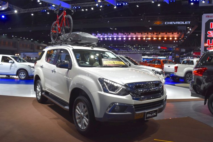 India-bound Isuzu MU-X front three quarter at the BIMS 2017