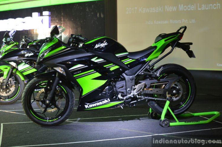 2017 Kawasaki Ninja 300 &amp; 2017 Kawasaki 650 launched