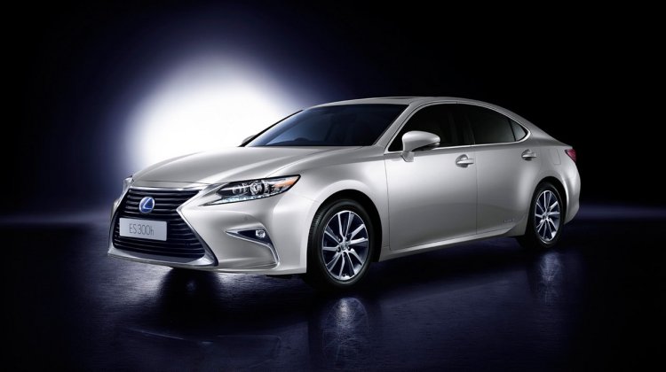 Lexus ES 300h front three quarters