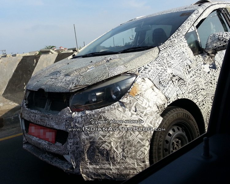 Mahindra U321 MPV (Toyota Innova rival) front spied on test
