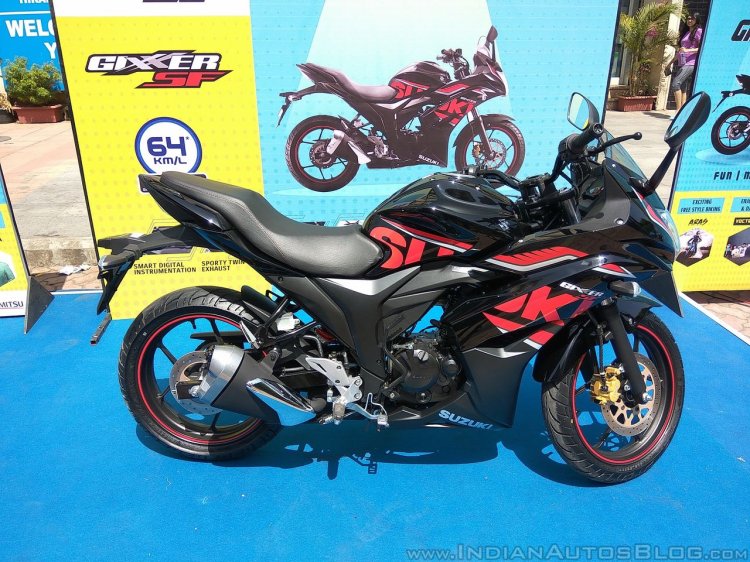 Suzuki Gixxer SF at Gixxer Day in Mumbai black side