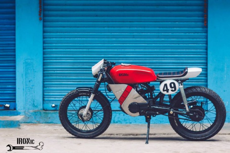 Yamaha RX100 modified dual-tone red-silver paint