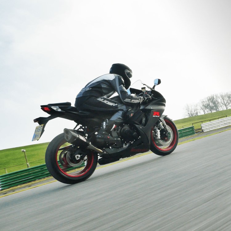 Suzuki GSX-R600 studio motion rear three quarter
