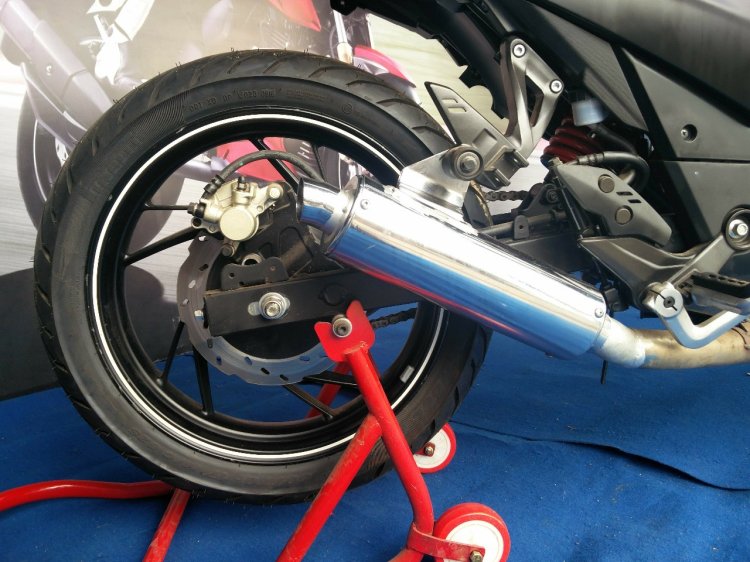 TVS Apache RTR 200 track experience at MMRT rear wheel right