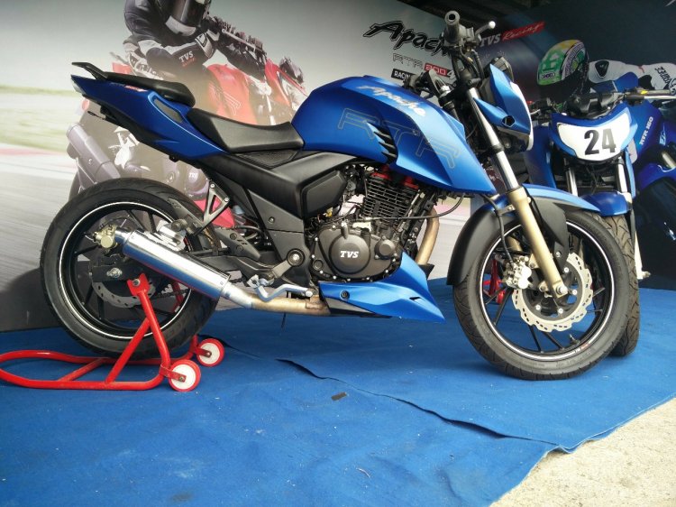 TVS Apache RTR 200 track experience at MMRT side view right