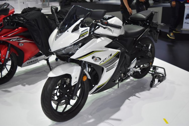 Yamaha R3 at BIMS 2017 front three quarter left