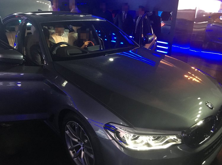 2017 BMW 5 Series (G30) previewed to customers front