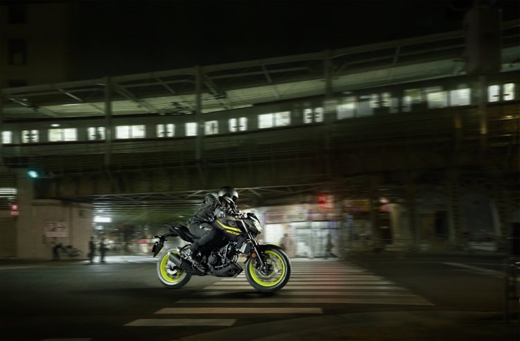 2018 Yamaha MT-03 Europe motion fluorescent side