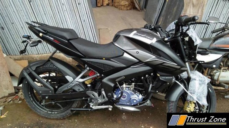 Bajaj Pulsar NS160 spy shot dealer stockyard India side