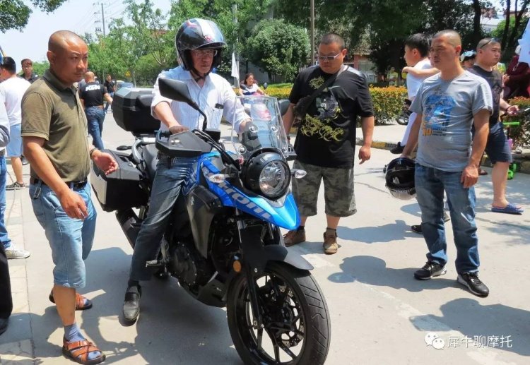 Suzuki V-Strom 250 front three quarter