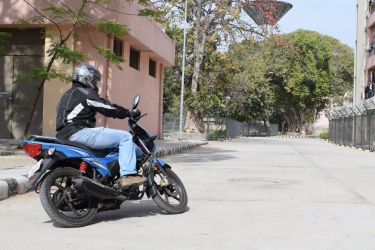 TVS Victor review motion rear three quarter lean