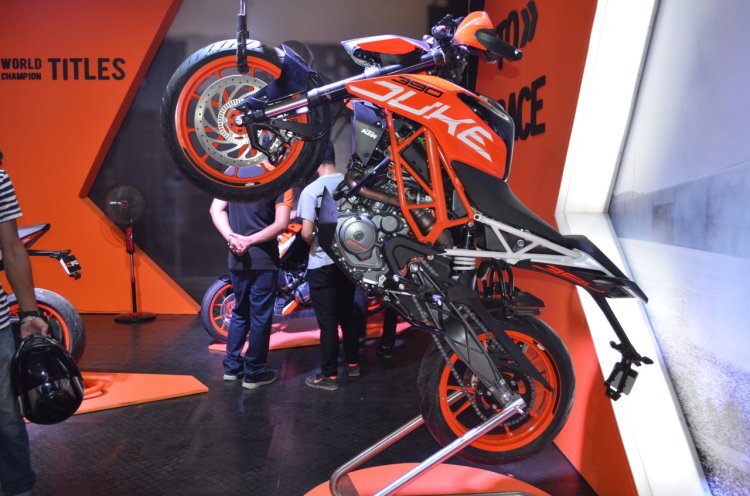 2017 KTM 390 Duke at Nepal Auto Show left profile
