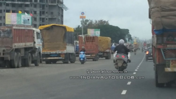 Benelli Zafferano 250 EFI spied IAB rear far shot