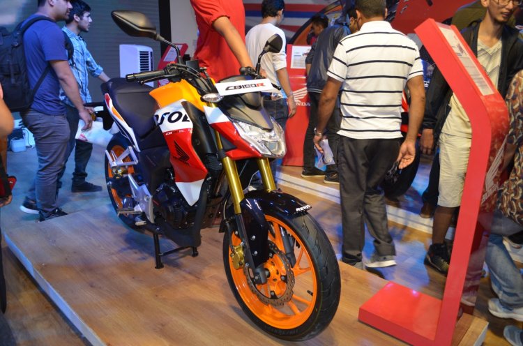 Honda CB 190R at Nepal Auto Show 2017 front right quarter
