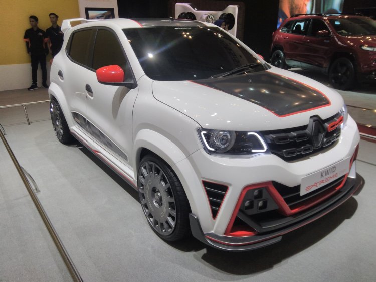 Renault Kwid Extreme at GIIAS 2017 right front three quarters