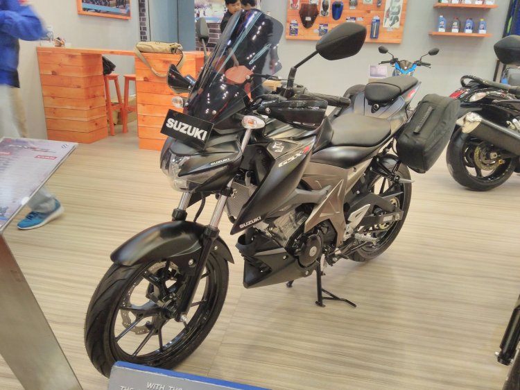 Suzuki GSX-S150 Tourer Edition front left quarter at GIIAS 2017