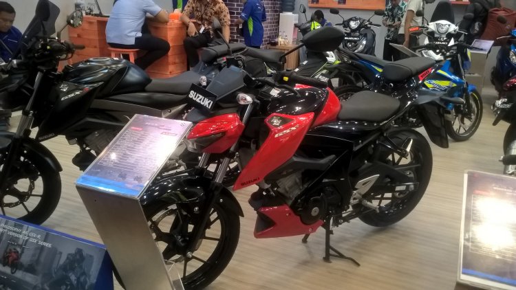 Suzuki GSX-S150 front left quarter at GIIAS 2017