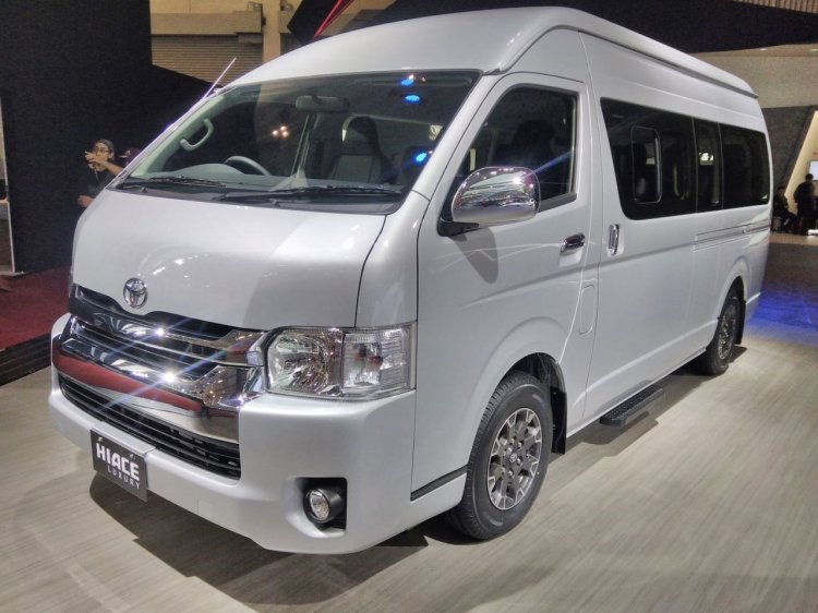 Toyota Hiace Luxury at GIIAS 2017 left front three quarters