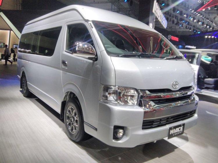 Toyota Hiace Luxury at GIIAS 2017 right front three quarters