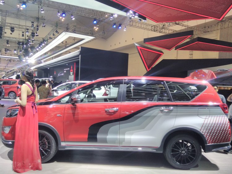 Toyota Innova Venturer with body graphics at GIIAS 2017 left side view