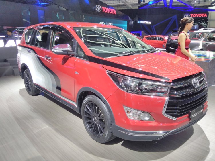 Toyota Innova Venturer with body graphics at GIIAS 2017 right front three quarters