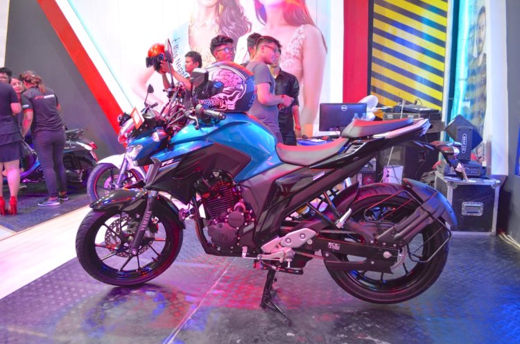 Yamaha FZ25 side at the Nepal Auto Show 2017