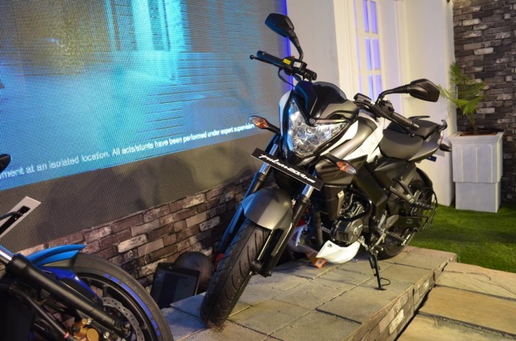 2017 Bajaj Pulsar NS200 front