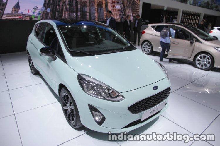 2018 Ford Fiesta Titanium front three quarters