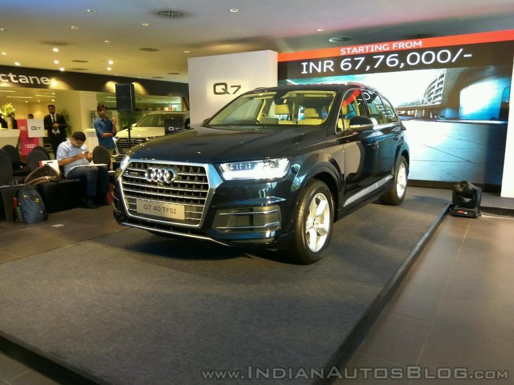 Audi Q7 Petrol 40 TFSI left front three quarters