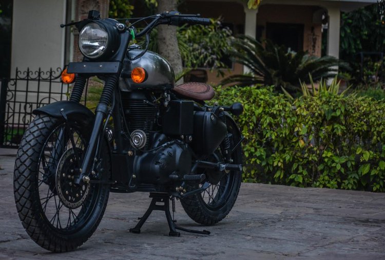 Royal Enfield Classic 500 RE-500 Basic by Rajputana Customs front left quarter