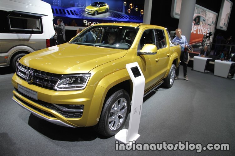 VW Amarok Aventura Exclusive front three quarters at IAA 2017
