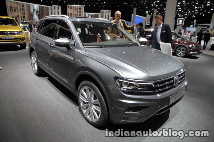 VW Tiguan Allspace front three quarters at IAA 2017