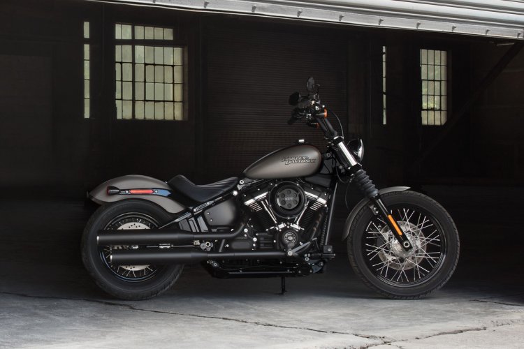 2018 Harley-Davidson Street Bob press right side