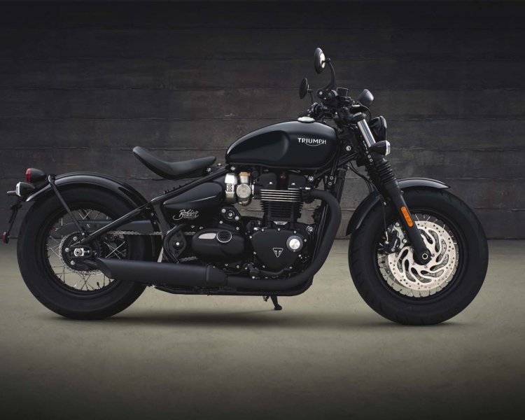 Triumph Bonneville Bobber black press right side