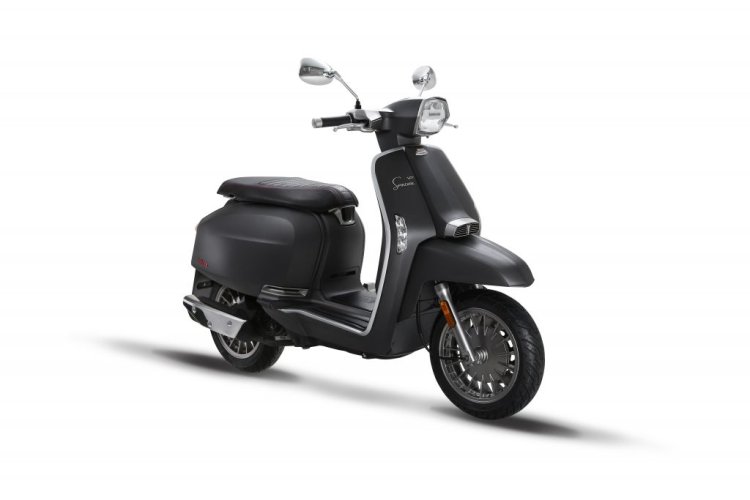 Lambretta V125 Special press front right quarter